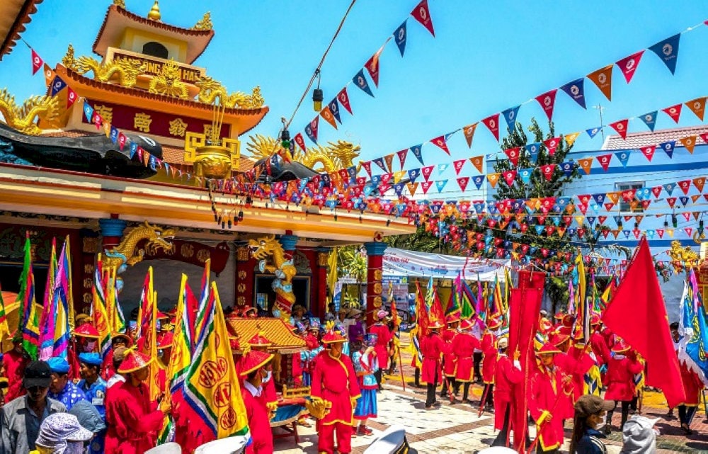 Phu Quoc locals hold an annual harvest blessing festival at Dinh Cau Temple on the 15th day of the 10th lunar month 